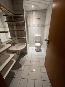 林茨Monteurzimmer Linz的一间带卫生间和水槽的浴室