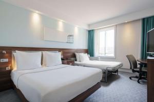 阿姆斯特丹阿姆斯特丹中心东部汉普顿希尔顿酒店的酒店客房配有两张床和一张书桌