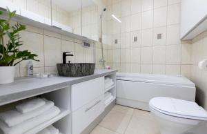 布加勒斯特Obor Central Oasis --Self Check-in- Private Parking - 1min Metro Station的白色的浴室设有卫生间和水槽。