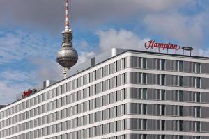 柏林柏林市中心亚历山大广场希尔顿汉普顿酒店的一座建筑的顶部设有电视塔