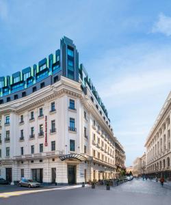 布加勒斯特Hilton Garden Inn Bucharest Old Town的上面有标志的建筑