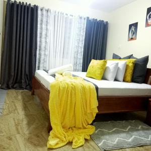 尼耶利Jaymorgan' cabins的一间卧室配有一张黄色毯子床