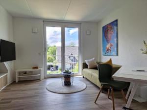 比勒费尔德Modern-Living Stadt-Appartement Mitte的客厅配有沙发和桌子