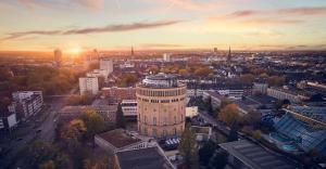 科隆Wasserturm Hotel Cologne, Curio Collection by Hilton的城市空中景观,高楼