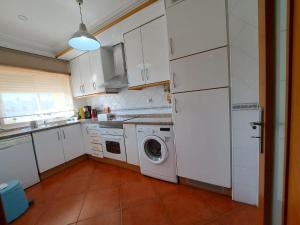 阿尔布费拉MSHomes Corcovada的厨房配有洗衣机和洗衣机。