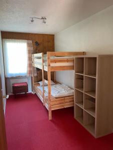 SarnLescha C2C的一间卧室设有两张双层床和一扇窗户。