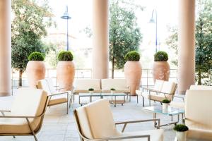 佛罗伦萨佛罗伦萨诺弗里希尔顿花园酒店的配有桌椅和花瓶的房间