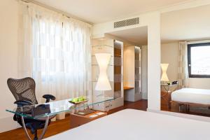 佛罗伦萨佛罗伦萨诺弗里希尔顿花园酒店的一间卧室配有一张床、一张书桌和一面镜子