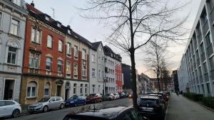 杜伊斯堡ELENA flat Sonnenblumen Duisburg Zentrum的一条城市街道上,街上有汽车停放