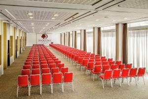 米兰米兰希尔顿酒店集团的大房间里一排红色椅子