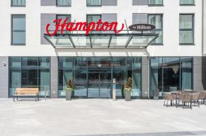 慕尼黑Hampton By Hilton Munich City West的前面有标志的建筑