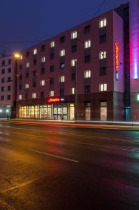 纽伦堡纽伦堡市中心希尔顿汉普顿酒店的夜幕降临的城市街道上
