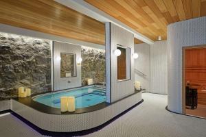 雷克雅未克雷克雅未克孔苏拉特酒店，希尔顿Curio Collection酒店的房屋内带游泳池的浴室