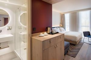 里加Hampton by Hilton Riga Airport的一间酒店客房 - 带一张床和一间浴室