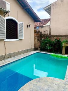 坎普斯戈伊塔卡济斯Retiro Luxuoso:Casa Espaçosa com Piscina Privativa的房屋前的游泳池