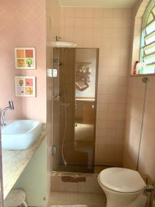 坎普斯戈伊塔卡济斯Retiro Luxuoso:Casa Espaçosa com Piscina Privativa的带淋浴、卫生间和盥洗盆的浴室