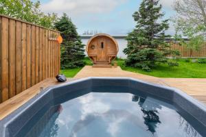 华姆斯唐吉Túnfífill Guesthouse - free hot tub and sauna, cozy and quiet的后院的游泳池,设有桑拿浴室