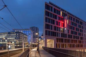 斯图加特Hampton by Hilton Stuttgart City Centre的一面有红色标志的建筑物