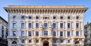 的里雅斯特DoubleTree By Hilton Trieste的一座白色的大建筑,有很多窗户