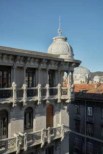 的里雅斯特DoubleTree By Hilton Trieste的大楼顶层带阳台的建筑