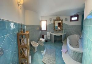 卡拉古诺内B&B Easy Wind的带浴缸、卫生间和盥洗盆的浴室