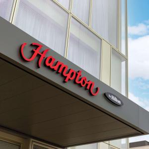 图尔Hampton by Hilton Tours Centre, France的建筑物一侧的药房标志