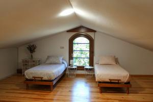 奥伦塞Casa AsCampinas的阁楼间 - 带两张床和窗户