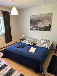 托尔尼奥Tornio Sauna appartment 2BR的一间卧室,卧室内配有一张蓝色大床