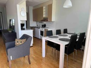 托尔尼奥Tornio Sauna appartment 2BR的厨房以及带桌椅的用餐室。
