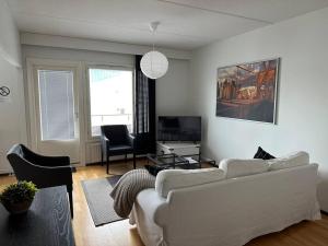 托尔尼奥Tornio Sauna appartment 2BR的客厅配有白色沙发和电视