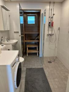 托尔尼奥Tornio Sauna appartment 2BR的一间带洗衣机和水槽的浴室