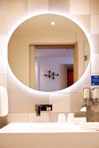 维也纳Hampton By Hilton Vienna Messe的一间带镜子和水槽的浴室