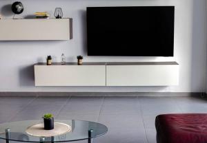 圣朱利安斯Seafront Two Bedroom Apartment的客厅设有壁挂式平面电视。