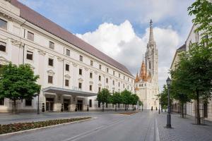 布达佩斯布达佩斯希尔顿酒店的一条城市街道,有一座大建筑和一座教堂