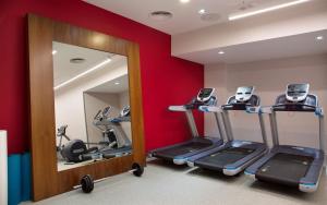 乌法乌法滨江希尔顿花园酒店的健身房配有跑步机和镜子