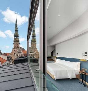 里加Hilton Garden Inn Riga Old Town的市景卧室 - 带1张床