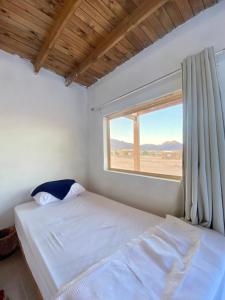 努韦巴New Droub Camp的一间卧室设有两张床和窗户。