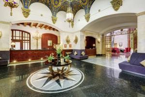 莫斯科莫斯科列宁格勒希尔顿酒店的大堂配有桌子和紫色家具