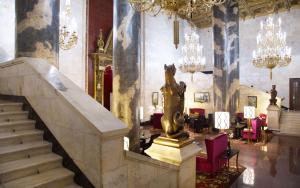 莫斯科莫斯科列宁格勒希尔顿酒店的中间有雕像的建筑中的楼梯