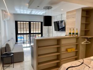 巴利亚多利德AIRVA: Apartamentos Bajada de la Libertad的一间房间,酒吧内备有葡萄酒瓶