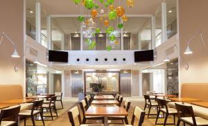 巴塞罗那希尔顿巴塞罗那酒店的一间带桌椅和吊灯的用餐室