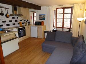 爱丁堡1 Bedroom Flat in Historic Cooperage Apartments Leith的带沙发的客厅和厨房