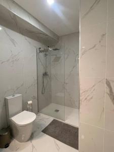 波尔图Quarto duplo com casa de banho exclusiva no Porto的带淋浴和卫生间的白色浴室