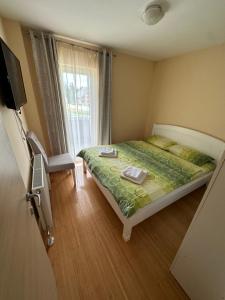 扎布利亚克波波维奇公寓的一间小卧室,配有床和窗户