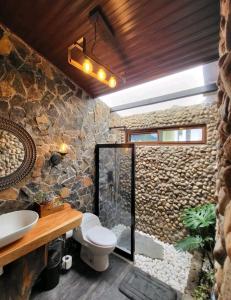 圣卡洛斯PIKA CABINS 2的一间带卫生间和石墙的浴室