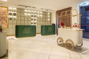 里斯本The Emerald House Lisbon - Curio Collection By Hilton的一间房子中间有车的商店