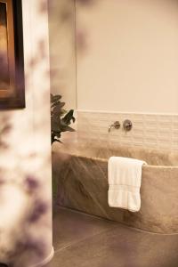 利马Fausto的一间带浴缸的浴室,内配毛巾