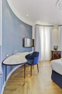 阿利坎特Casa Alberola Alicante, Curio Collection By Hilton的蓝色和白色的客房配有桌子和椅子