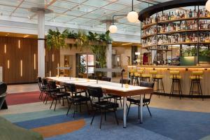 鹿特丹Motto By Hilton Rotterdam Blaak的一间带长桌和椅子的用餐室