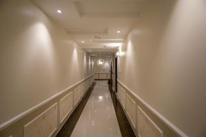 塔伊夫نسيم الشفا للشقق الفندقية的一条有白色墙壁和长走廊的走廊